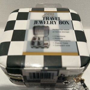 NWT Style Diva Travel Jewelry Box with multiple compartments and zipper closure.